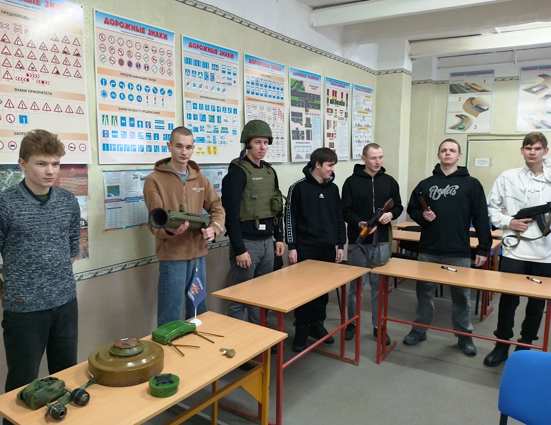 Подготовка будущих военных специалистов по основам военной службы проводится в Еланском оборонном обществе ДОСААФ России