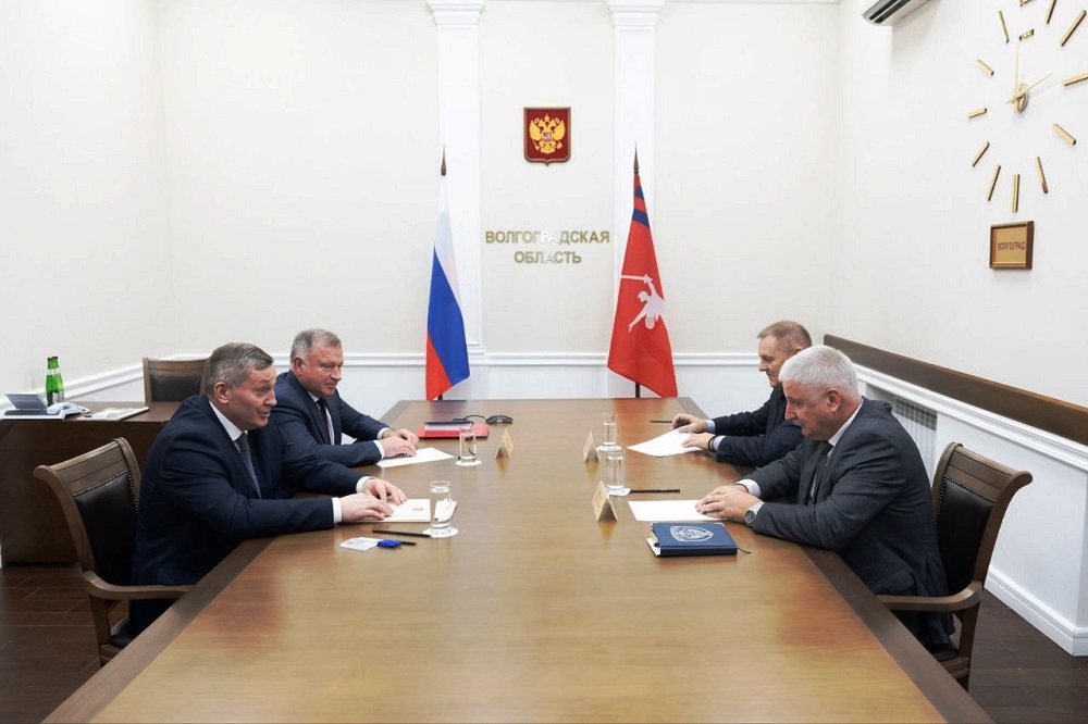 Губернатор Волгоградской области Андрей Бочаров провел рабочую встречу с Председателем Центрального совета ДОСААФ России Денисом Добряковым Губернатор Волгоградской области Андрей Бочаров провел рабочую встречу с Председателем Центрального совета ДОСААФ России Денисом Добряковым