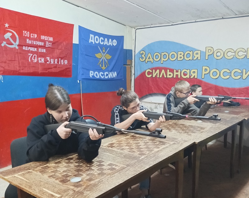 Оборонное общество ДОСААФ России Фроловского района провело стрельбы из пневматического оружия, посвященные 80-ой годовщине Победы в Великой Отечественной войне