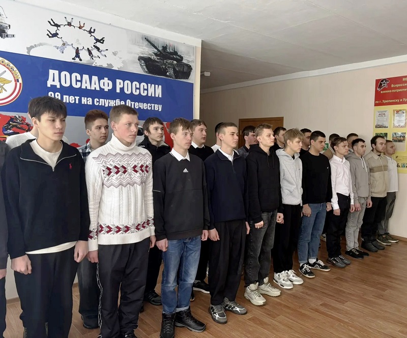 Торжественное вручение членских билетов ДОСААФ России курсантам, обучающимся по ВУС в Урюпинской автошколе