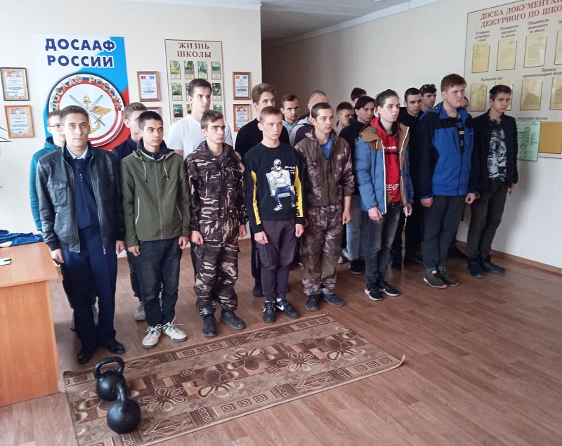 Будущие защитники Отечества померялись силами в гиревом спорте в ДОСААФ России Урюпинского района
