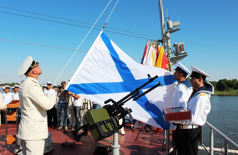 11 декабря 1699 года Пётр I учредил Андреевский флаг в качестве официального флага Российского военного флота