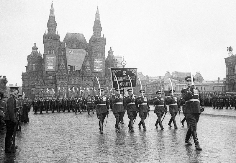 24 июня 1945 года на Красной площади города Москвы прошел Священный Парад Победы!