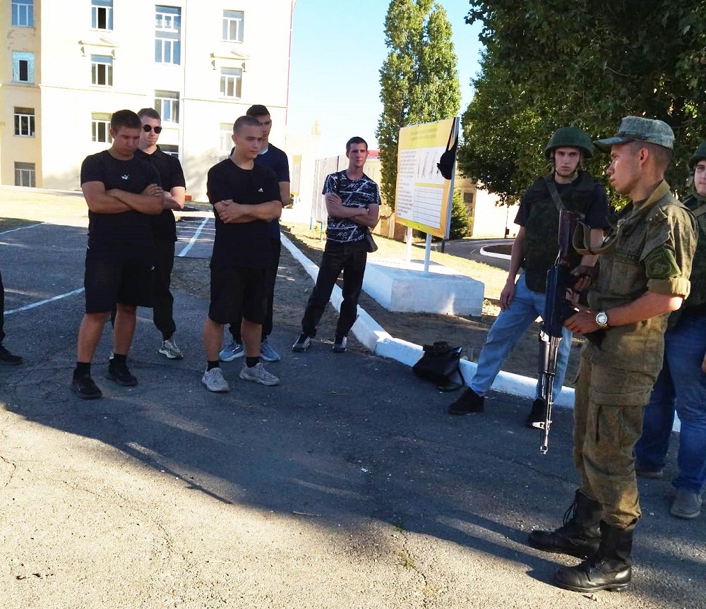 Будущие военные специалисты, проходящие обучение в Камышинской технической школе ДОСААФ России, приступили к основанию азов начальной военной подготовки