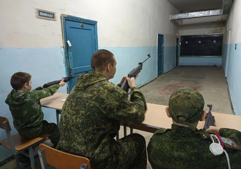 Соревнования по пулевой стрельбе из пневматической винтовки «День Юного стрелка ДОСААФ России» прошел в Серафимовичском оборонном обществе