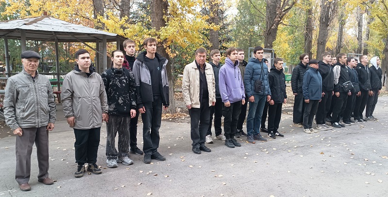 Местное оборонное общество ДОСААФ России города Волжский приняли участие в городском субботнике