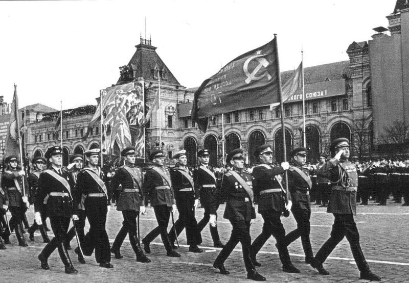 Первый парад победы фото 20 июня 1945 года в Москву было доставлено Знамя Победы, водруженное в Берлине н